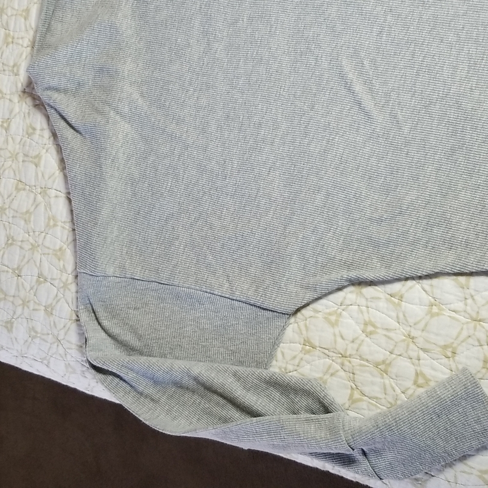 Gray top - Picture 4 of 5